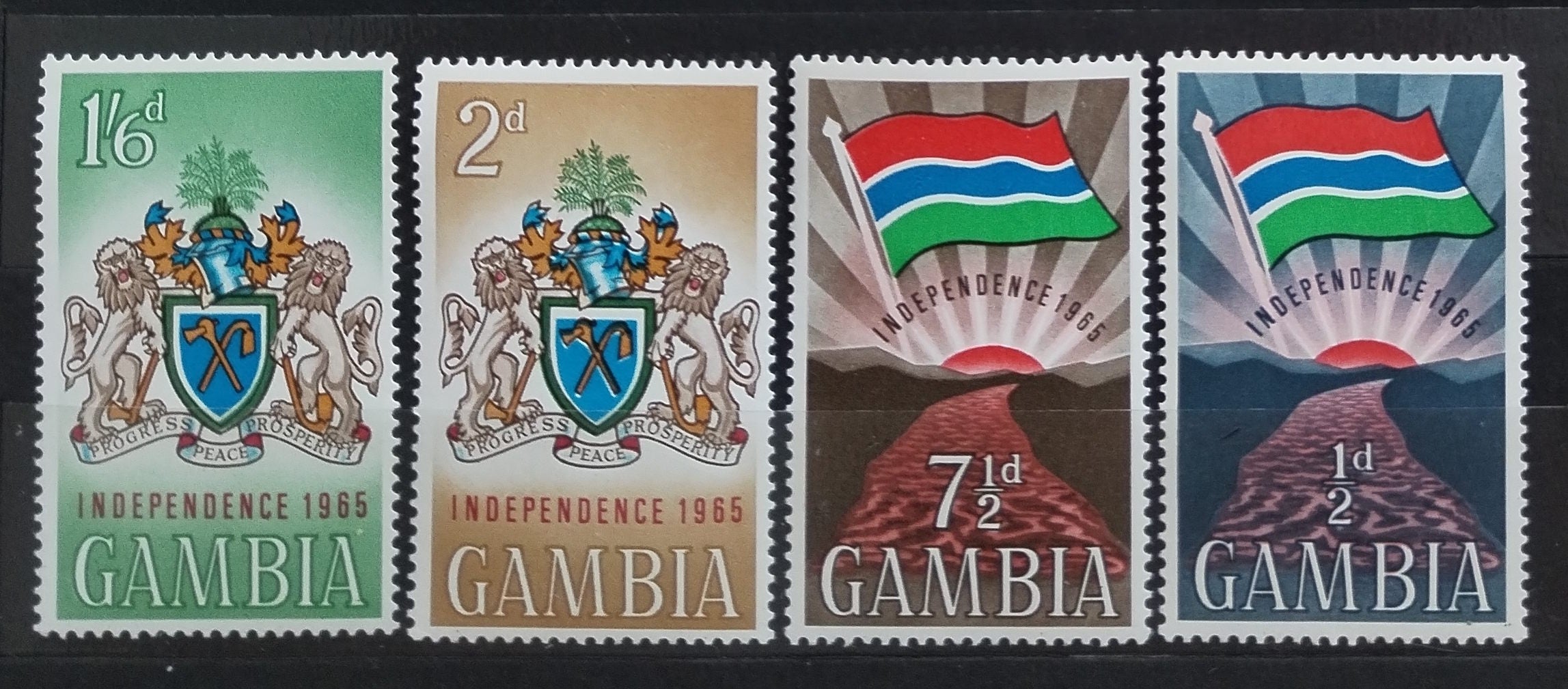 Gambie 1965 Nezávislost, Vlajky a erby